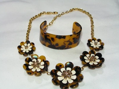 TALBOTS... Collar y brazalete a juego tono dorado, cristales, flores de lucita Foto 1 de 4