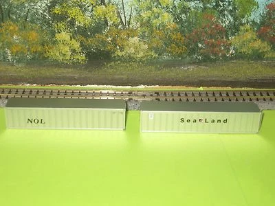 2 MICRO-TRAINS N SCALE #81030/81020 40' CONTAINERS NOL & SEALAND (10)  - Image 1 of 3