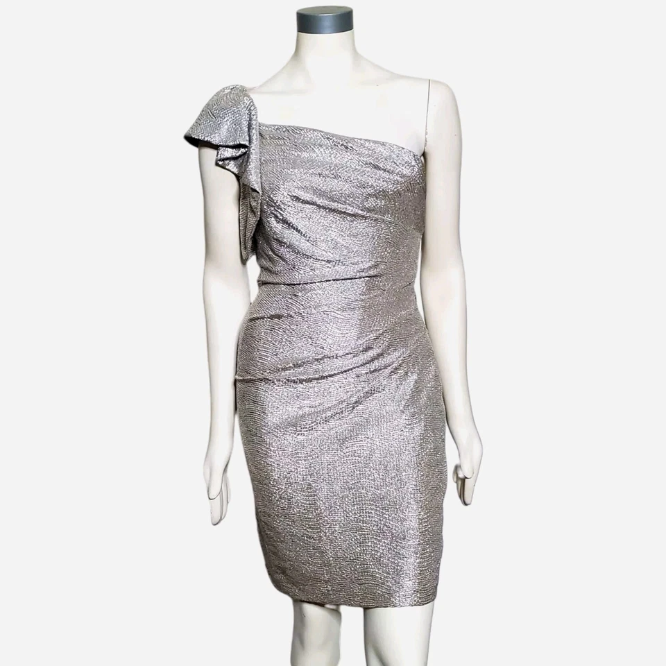 Vestido de Coquetel Feminino Hailey Adrianna Papell Folha Dourada Tamanho 4 Um Ombro - Imagem 1 de 4