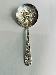 CUCHARA BAYAS PLATA ESTERLINA S. KIRK AND SON REPOSADA aprox 51/4 pulgadas 30,72 g - Imagen 1 de 3