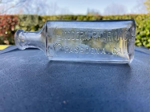 MODERN PHARMACY 3III BOTTLE PASADENA, CAL. NEAT OLD DRUG BOTTLE RARE - Picture 1 of 4