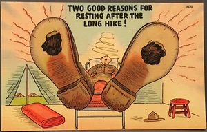 Müder Soldat mit riesigen Füßen liegt nach langer Wanderung im Bett ~ Comic Militär Leinen - Bild 1 von 2