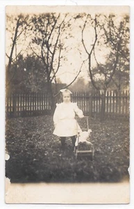 RPPC Echt Foto Postkarte kleines Mädchen Puppenwagen wütendes Gesicht Kleid 1904-1918 - Bild 1 von 2