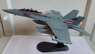 1/72 HobbyMaster (HA5156) EA-18G Growler "Patriots", VAQ-140, USS Harry S Truman Foto 1 de 4