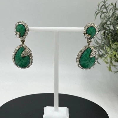 Pendientes en forma de lágrima verde turquesa cristal pavé austriaco tono dorado Amrita Singh Foto 1 de 4