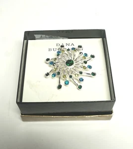 Broche Remolino Diamantes de Imitación Dana Buchman - Nuevo en Caja - Verde - Olivino - Turquesa - Tono Plateado - Imagen 1 de 4