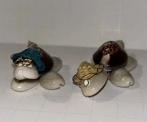 Menge (2) Kaurimuschel Schildkröten mit Hut & Brille 2" Mini Figur Schmuck - Bild 1 von 3
