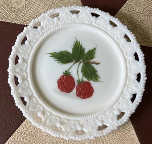 Plato de vidrio de leche con borde reticulado pintado a mano de colección, plato de fruta de 7" - Imagen 1 de 4