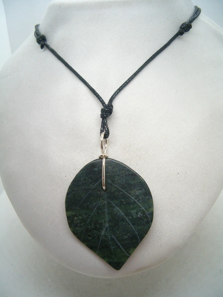 Ciondolo in ARGENTO 925 con foglia di GIADA verde naturale -pendente pietra dura - Immagine 1 di 4