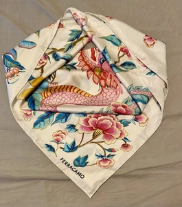 Bufanda de seda Salvatore Ferragamo 90 cm estampado de dragón PVP £385 bufanda de seda auténtica - Imagen 1 de 9