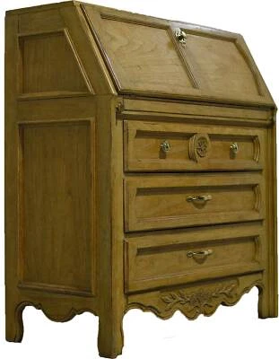 Recepción inclinada rústica Mid Century Country de Thomasville Foto 1 de 4