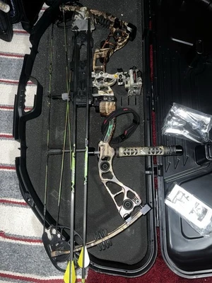 Martin Thrasher Compound RH Mossy Oak W/ 5 Pin Sight, Quiver,  Stabilizer, Case - Image 1 of 4