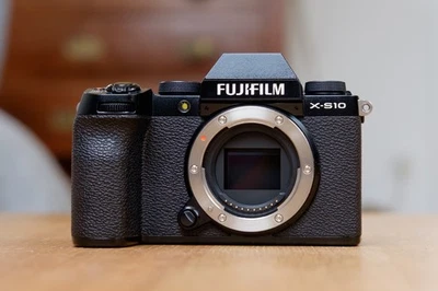 Fujifilm X-S10 26,1MP Spiegellose Systemkamera - Schwarz (Nur Gehäuse) - Bild 1 von 4