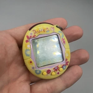 Gelbes mehrfarbiges Tamagotchi 2004 - Bild 1 von 5