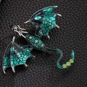 Broche Pin Dragón Verde Colgante Estrás Verde Esmalte Bisutería - Nuevo - Imagen 1 de 4