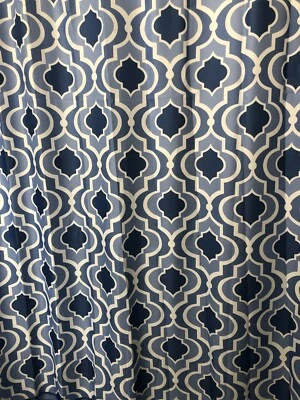 CORTINA DE DUCHA ESENCIAL HOGAR TELA AZUL Y BLANCO - PATRÓN ARABESCO Foto 1 de 3