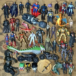 Lotto action figure DC Marvel Select collezione moderna Batman Joker McFarlane - Foto 1 di 18