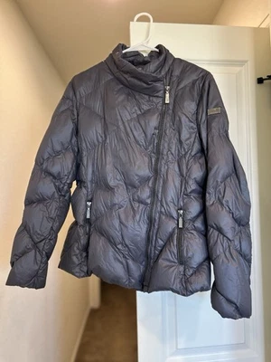 Chaqueta acolchada Vince Camuto gris carbón para mujer cremallera asimétrica, talla L Foto 1 de 4