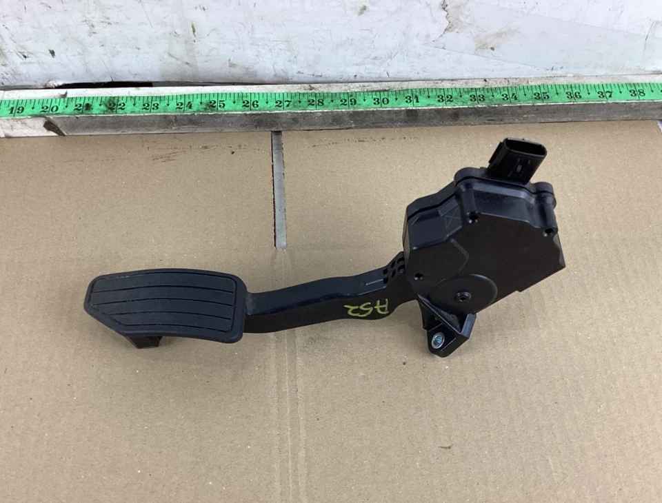 Conjunto de pedal acelerador de gasolina delantero izquierdo Subaru Crosstrek 2018-2023 OEM Foto 1 de 4