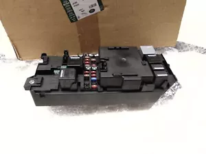 New Genuine Land Rover Defender 20> Passenger Compartment Fuse Box LR133591 - Picture 1 of 7