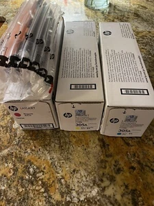 HP 305A Confezione da 3 cartucce toner CF370AM CE411A/CE412A/13A, Mag, Ciano, Ylw Fast - Foto 1 di 5