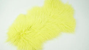 Tibetlammfell Farbe Zitronengelb 90cm lockiges Lammfell curly Mongolian Lamb   - Bild 1 von 4