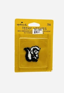 Parche Hallmark Teeny Weenies Skunk bordado autoadhesivo apliques EE. UU. Retro Nuevo - Imagen 1 de 3