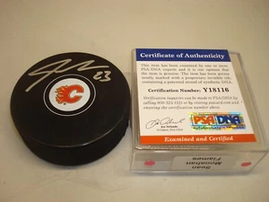 Disco de Hockey Calgary Flames firmado por Sean Monahan autografiado PSA/ADN Certificado de Autenticidad 1B - Imagen 1 de 3