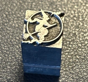 Witch flying on broom, halloween | vintage letterpress printing block - Picture 1 of 3