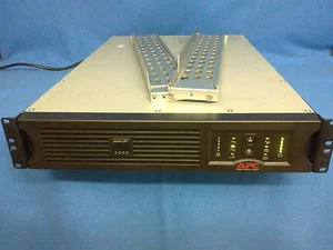 APC Smart UPS SUA3000RMI2U, 2700 W, 19"-USV, AP9617, neue Markenakkus!! - Bild 1 von 2