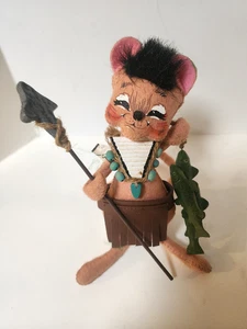 Ratón niño indio Annalee 7" con lanza y pez - Imagen 1 de 4