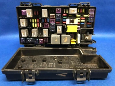 11 MÓDULO DE CONTROL CAJA DE FUSIBLES JEEP LIBERTY NITRO TIPM 04692330AE KA03163210 Foto 1 de 4