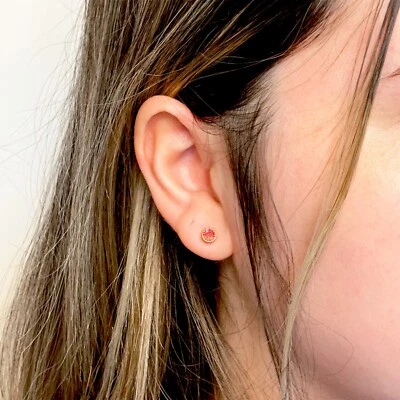 Pendiente piedra natal rubí rosa - delicados tachuelas de 4 mm - enchapado en oro de 18 k Foto 1 de 4