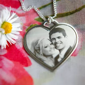 Colgante de corazón grabado personalizado con foto de plata esterlina 925 y opciones grabadas - Imagen 1 de 4