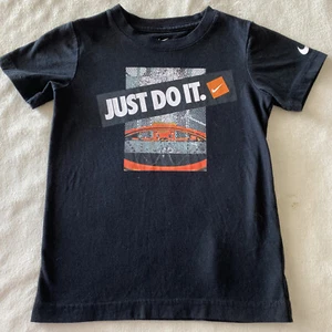 Nike Boys Black Just Do It Orange Basketball Hoop Short Sleeve Shirt 5-6 - Imagen 1 de 5