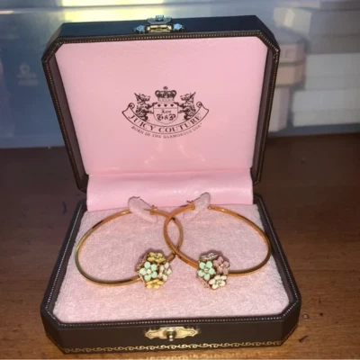 Pendientes de aro Juicy Couture Pam & Gela chapados en oro pastel con racimo de flores Foto 1 de 3