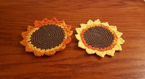Dos remaches de girasol de ganchillo hechos a mano decoraciones de granja colores brillantes - Imagen 1 de 4