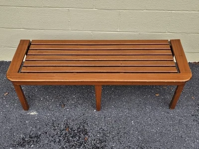 Mesa de conversación de café de madera vintage banco de listones de teca moderno de mediados de siglo  Foto 1 de 4