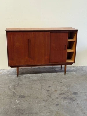 Aparador de teca dinamarquesa dos anos 1960 Credenza - MCM com portas de correr e bandejas removíveis - Imagem 1 de 4