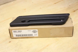GENUINE HARLEY DAVIDSON SADDLEBAG FACEPLATE, RIGHT 90853-10BYM - Foto 1 di 7