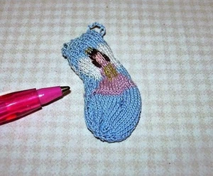 Medias de calcetín de Navidad en miniatura tejidas a mano, "Ángel #2": CASA DE MUÑECAS escala 1:12 - Imagen 1 de 1