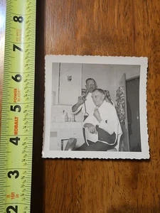 RARA VECCHIA FOTO D'EPOCA TAGLIO CAPELLI IN CUCINA BARBIERE TAGLIACAPELLI CESOIE - Foto 1 di 5