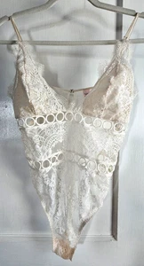 Victoria’s Secret Ivory V-Neck Lace Thong Back Bodysuit Medium - Picture 1 of 6