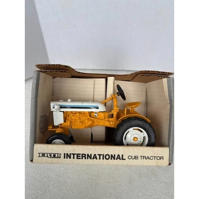 Tractor Ertl International Cub edición especial, amarillo, diecast 1/16 EE. UU. Foto 1 de 4