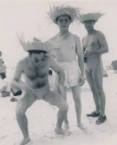 SPRING BREAK BADEANZUG BEULE COLLEGE MÄNNER DOOF AROUND am STRAND 1950er GAY INT Foto - Bild 1 von 2