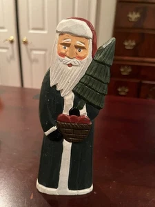 Papá Noel de madera de 8" sosteniendo un árbol de Navidad - Imagen 1 de 3