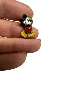 Walt Disney kleine Mickey Mouse Anstecknadel Sammlerstück Hand hinter seinem Rücken - Bild 1 von 5
