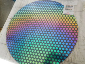 Dichroitisches Glas: CBS 96COE Punkt # 3 Muster REGENBOGEN auf dünnem Schwarz - 3" Quadrat - Bild 1 von 2