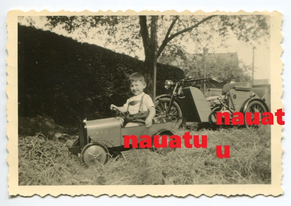  Foto kleiner Junge Kind mit Mercedes Tretauto und Motordreirad - Bild 1 von 1