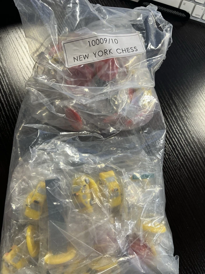 New York Chess Pieces Complete NYC Big Apple Twin Towers Pieces 10009/10 - Image 1 of 4